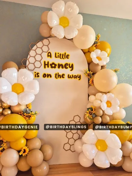 Another angle of the "Little Honey" setup, showing the full balloon arrangement and sunflower details.