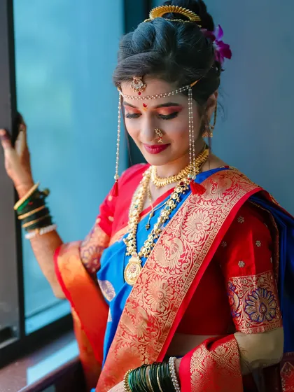 A close-up of a Maharashtrian bride, showcasing her intricate mundavalya and nath. I pay close attention to these traditional jewellery pieces that are so central to the bridal look.