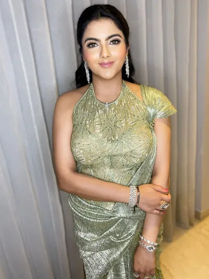 An elegant glow for this beauty in a metallic gold gown. The makeup is soft yet defined, with a focus on luminous skin and subtly smoked-out eyes.