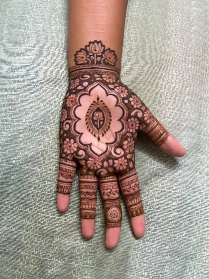 Another angle of the stunning cutwork mehndi.