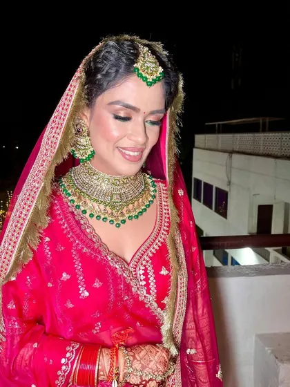 A happy, smiling bride rocking her unique green-eyed makeup look. Her confidence is the best accessory.