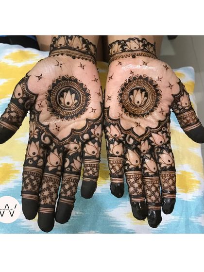 A different style for bridesmaids, this one with a central lotus mandala and filled-in fingertips.