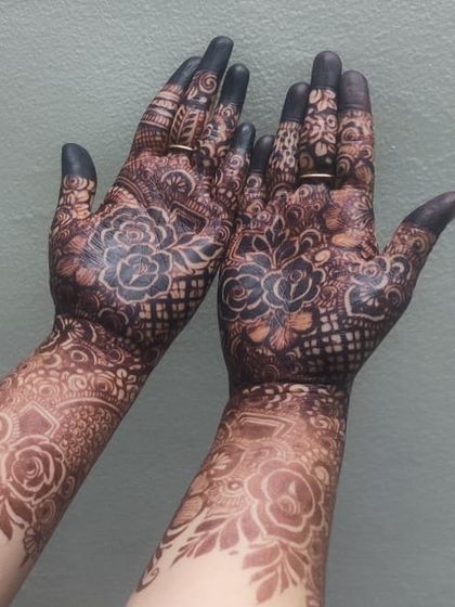 Another angle of this gorgeous floral stain. You can see how the color is equally deep on the front and back of the hands, creating a complete and beautiful look.