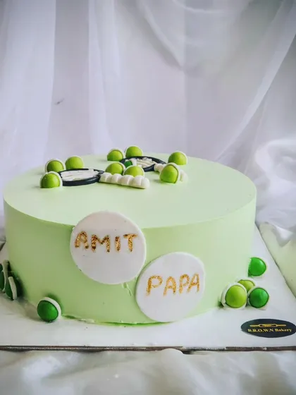 A tennis-themed cake for a dad who loves the sport. This simple and fun design is perfect for a hobby-based celebration.