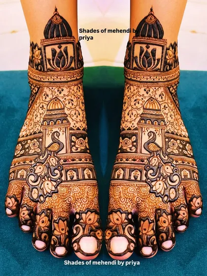 This full-coverage foot mehendi matches a royal-themed bridal design, with peacocks, palace domes, and lotus flowers creating a stunning look.