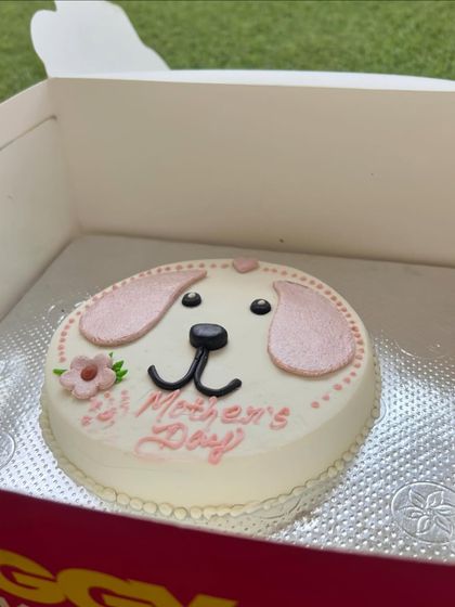 Another look at our Mother's Day cake in its box. It's a thoughtful and unique gift.