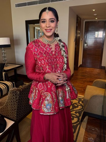 This Mehendi look is all about less is more. The clean aesthetic of the makeup, with just a hint of definition on the eyes, is perfect for a daytime event.