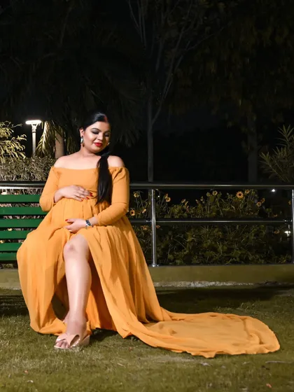 A quiet moment of reflection during an outdoor maternity shoot. I find comfortable and natural poses that allow your beauty and happiness to shine through.