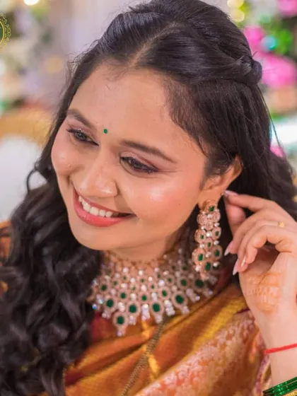 Hear from our happy, dazzling customers! This client, a makeup artist herself, chose to wear our emerald and diamond necklace for an event and looks absolutely stunning.