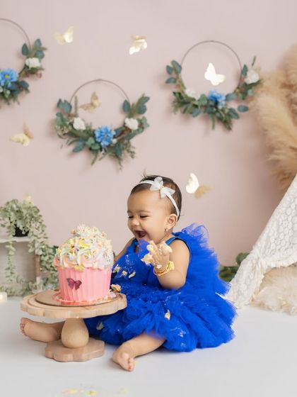 That happy moment of discovery. This little one is having the best time exploring her first birthday cake in our Bangalore studio.