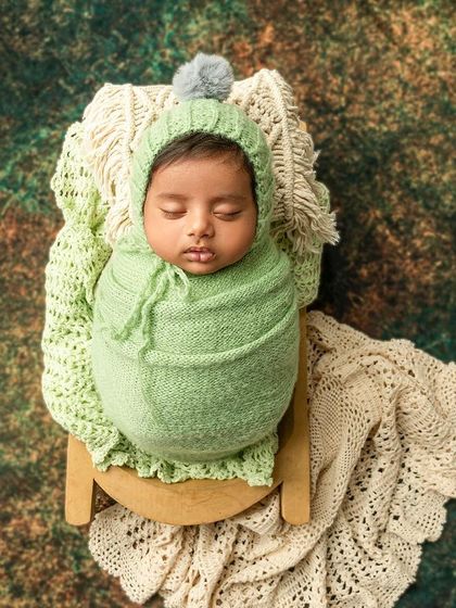 Minimalist and classy, that’s what our newborn shoots are all about. This simple swaddle and prop combination keeps all the attention on the sleeping baby.