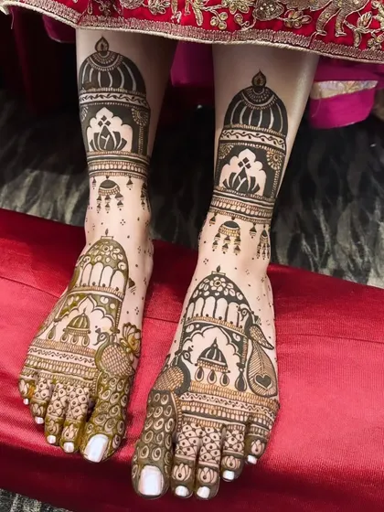 Your feet deserve just as much love. This intricate bridal foot mehendi features architectural mandap designs and delicate peacock motifs for a truly royal feel.
