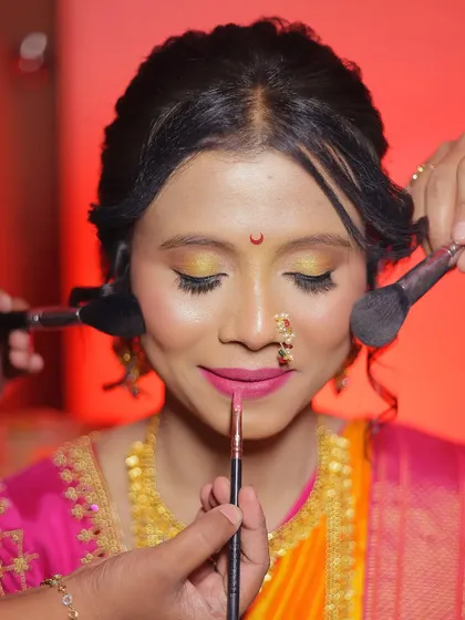 This behind-the-scenes shot captures the artistry of a full bridal makeover. With multiple brushes in hand, I demonstrate how to contour, highlight, and apply color simultaneously for an efficient and flawless application on this Maharashtrian navri.