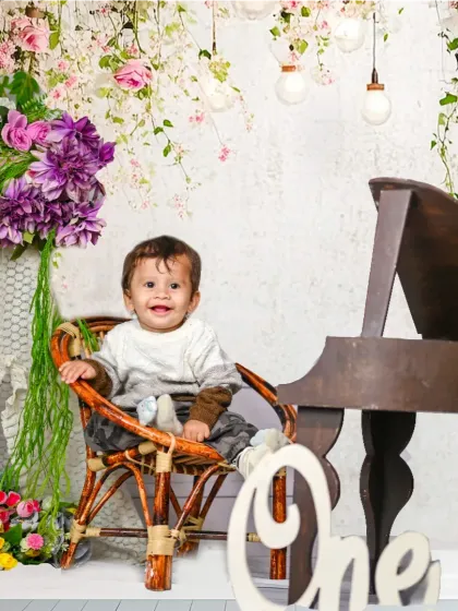 A duplicate of image 21, an elegant first birthday setup.