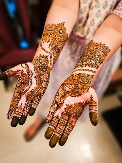 A gorgeous engagement henna design featuring paisleys and hanging elements for a touch of elegance.