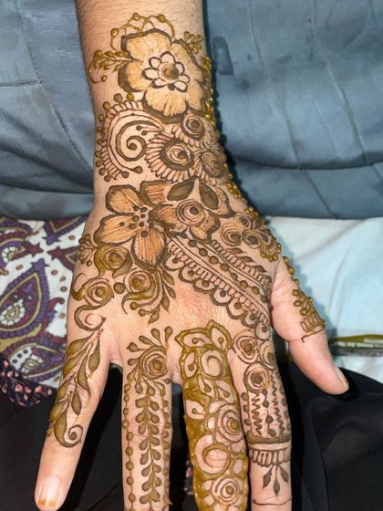 A beautiful floral design for a sider, with delicate shading and fine lines.