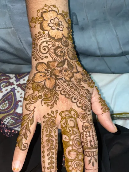 A beautiful floral design for a sider, with delicate shading and fine lines.