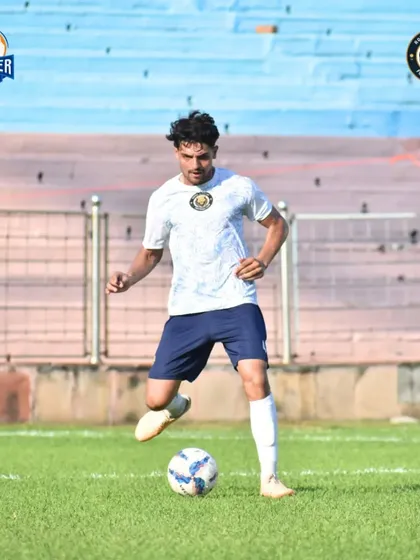 A player scans the field while on the ball, looking for the best passing option.