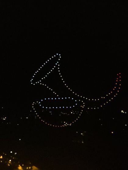 The sound of a shehnai, a traditional wedding instrument, formed by drones in the sky. We love weaving these cultural details into our shows to make them resonate मौसम with every guest.