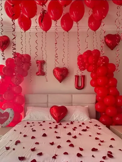 Sometimes, the simplest messages are the most powerful. I create classic "I Love You" setups with bold red balloons, including arches and heart-shaped foils. Combined with rose petals on the bed, this decoration is a timeless and direct way to express your feelings for an anniversary or just because.