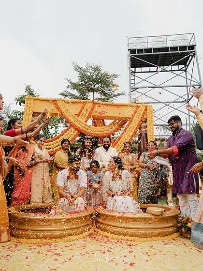 The Haldi ceremony in full swing, with family and friends joyfully participating in the rituals. We manage the event flow so that everyone can be fully present in these happy moments.