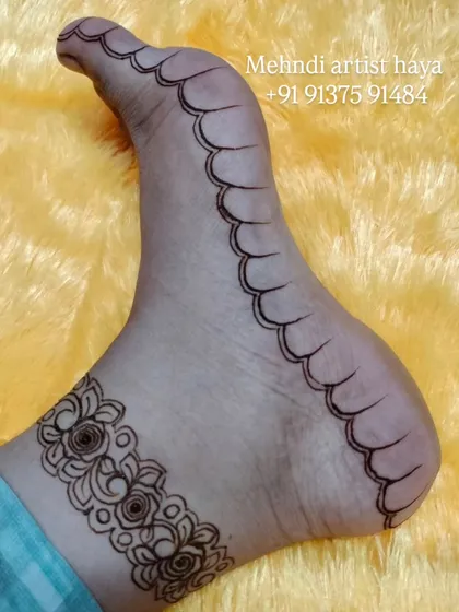 A simple but elegant floral anklet design. This is a great example of a beautiful party-style henna for the feet.