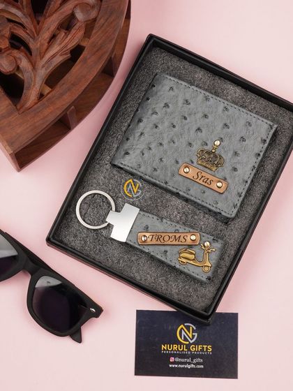 A new design in grey leather with a dotted texture, this wallet and keychain set is personalized for 'Sras' and 'Troms'.