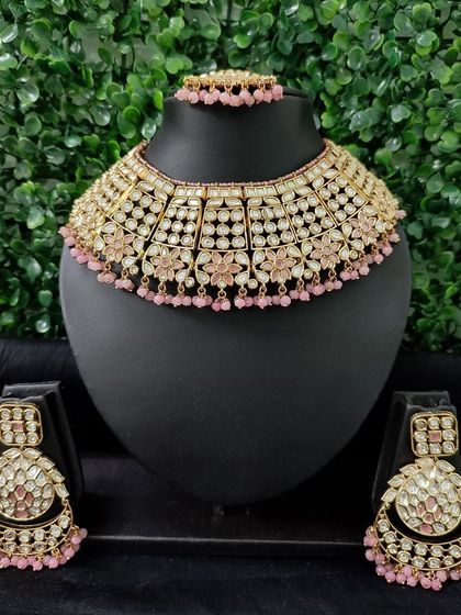 A lovely pastel pink kundan set for rent. The set includes a broad choker and matching oversized earrings, perfect for a modern bride.