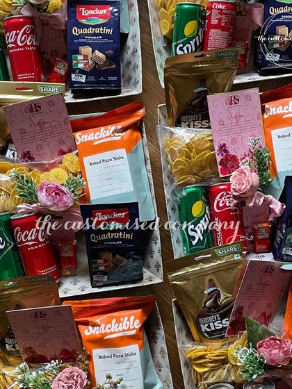 Economical yet impressive food trays for a destination wedding. We curate these welcome hampers with a variety of snacks and drinks like Coca-Cola, Sprite, and Loacker wafers to greet your guests.