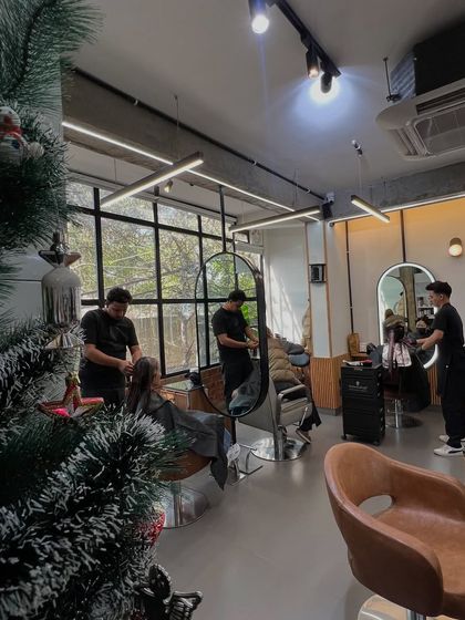 Another shot of the salon during the festive season, full of energy and creativity.
