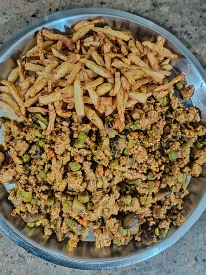 You don't have to eat boring food to lose fat and build muscle. This meal of minced chicken thigh with vegetables and air fried potatoes is packed with 90 grams of protein and proves that your diet can be both effective and enjoyable.