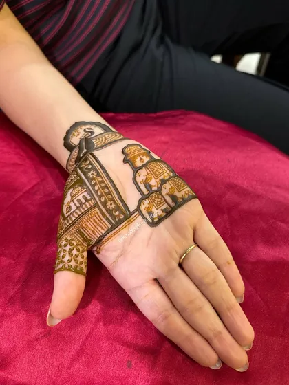 A close-up of the elephant procession design on the palm.