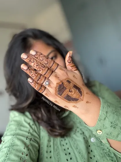 A single, bold portrait motif on the back of the hand. A statement piece that is sure to be a conversation starter.