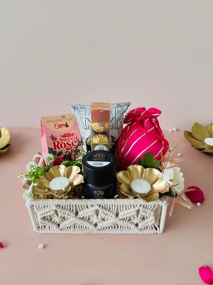The macrame tray hamper is a beautiful blend of bohemian and festive styles. It's a versatile gift for friends or corporate clients.