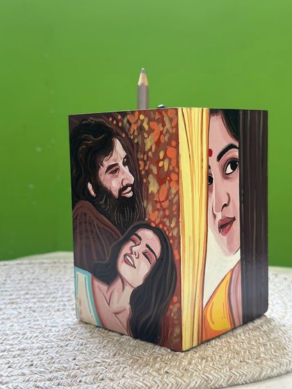 The other side of the movie-themed pen stand, featuring scenes from "Jawan" and another classic film.