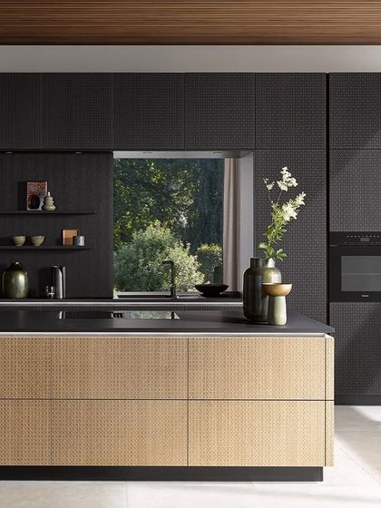 This award-winning design features the Viennese wickerwork veneer, contrasting a natural oak island with black oak cabinetry for a bold, yet harmonious look.