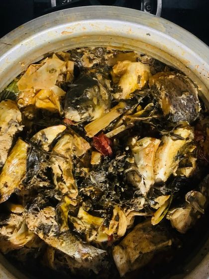 A top-down view of the pot of Pongsen style fish.