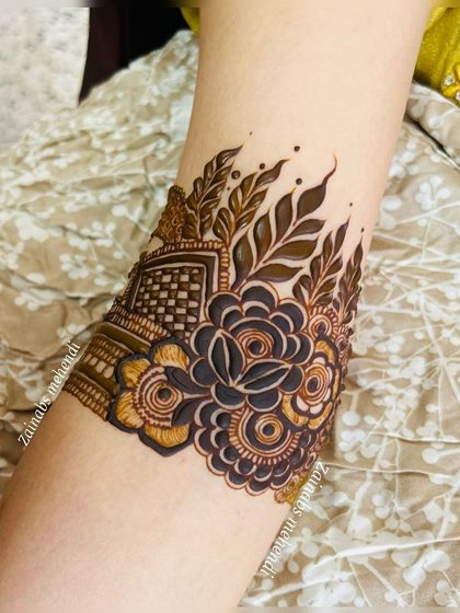 Another shot of Maryam's beautiful armband, highlighting the rich color of the henna paste.