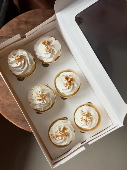 Another view of the simple yet elegant vanilla cupcakes, perfect for any event where you want a classic and delicious dessert.
