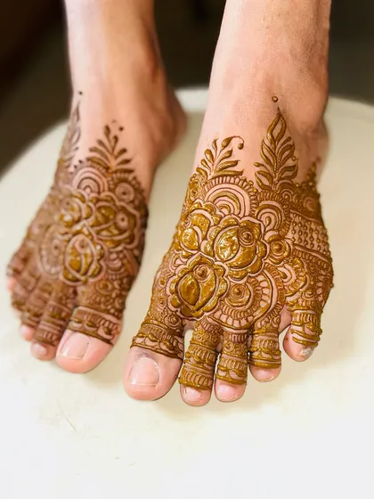 Another shot of the fresh paste on this lovely floral feet design.