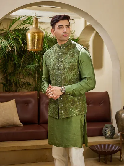 The full look demonstrates a perfect balance of color and craftsmanship. It's a refined outfit that is both traditional and modern.