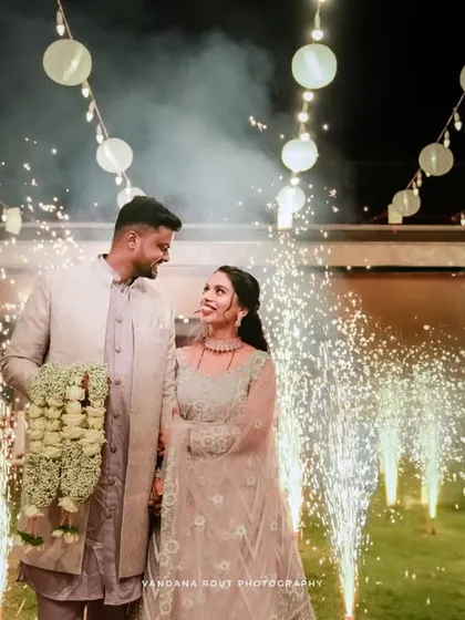 Let's create some magic after the sun goes down. I use creative lighting and effects like sparklers to craft dramatic and romantic night portraits that make for a stunning finale to your engagement or pre-wedding album.