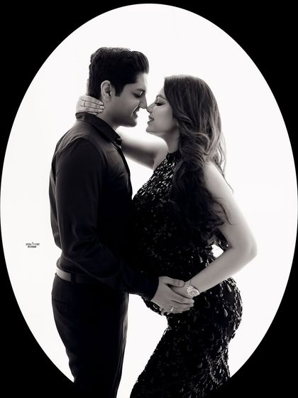 A classic and romantic black and white portrait. The oval frame adds a vintage touch to this beautiful, intimate moment.