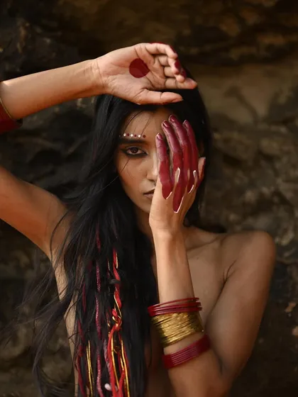 Another angle of the tribal-inspired editorial, showing the detail of the reverse cat-eye and the hand-painted alta. The makeup is designed to be both artistic and expressive.