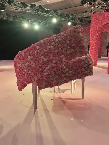 Even the piano was enveloped in flowers for Dolly J's show. This detail showcases my commitment to total environmental design, where every element, no matter how unexpected, becomes part of the floral narrative.