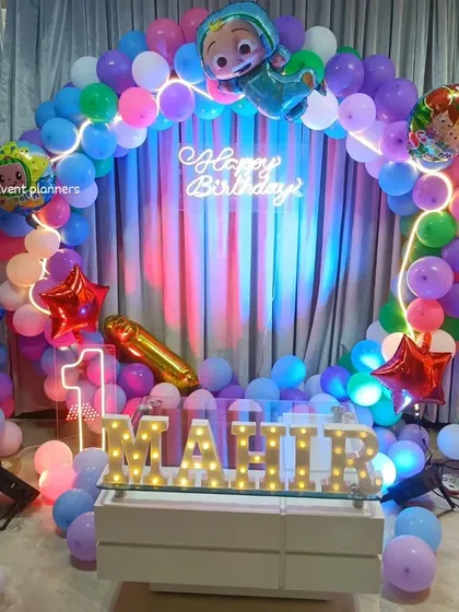 A full view of the Cocomelon first birthday home decoration.