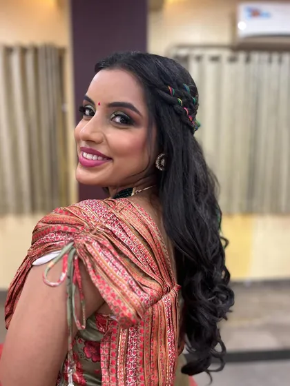 A beautiful smile from this Mehendi bride. Her bold makeup and unique hairstyle with colorful threads made for a stunning combination.