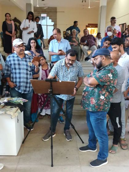 Interacting with other artists and attendees during the light and shadow watercolour demonstration.