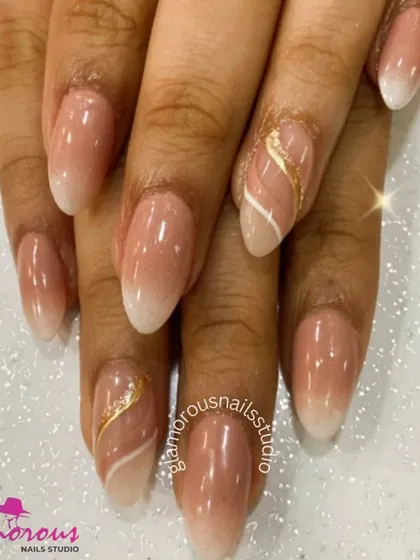 A beautifully understated and elegant design. This set features a classic baby boomer or French ombré effect, with a soft white tip blending seamlessly into a natural pink base. The delicate gold swirl adds a touch of modern luxury.