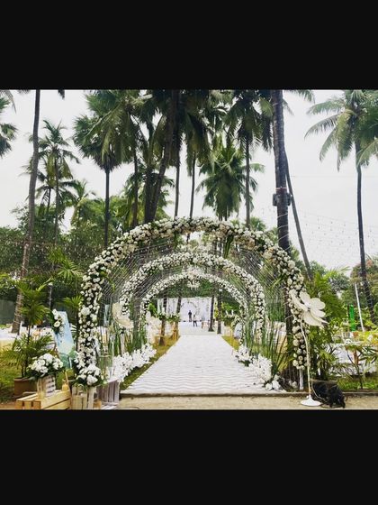 Grand Entrances & Themed Decor photo 8